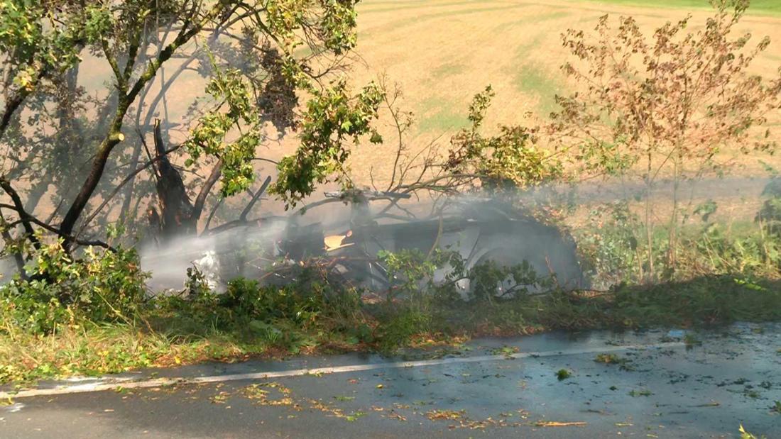 In Schwerte hat sich ein tragischer Unfall ereignet, bei dem nach ersten Erkenntnissen ein Mann und zwei Kinder ums Leben kamen. Ein brennendes E-Auto wurde zur tödlichen Falle.