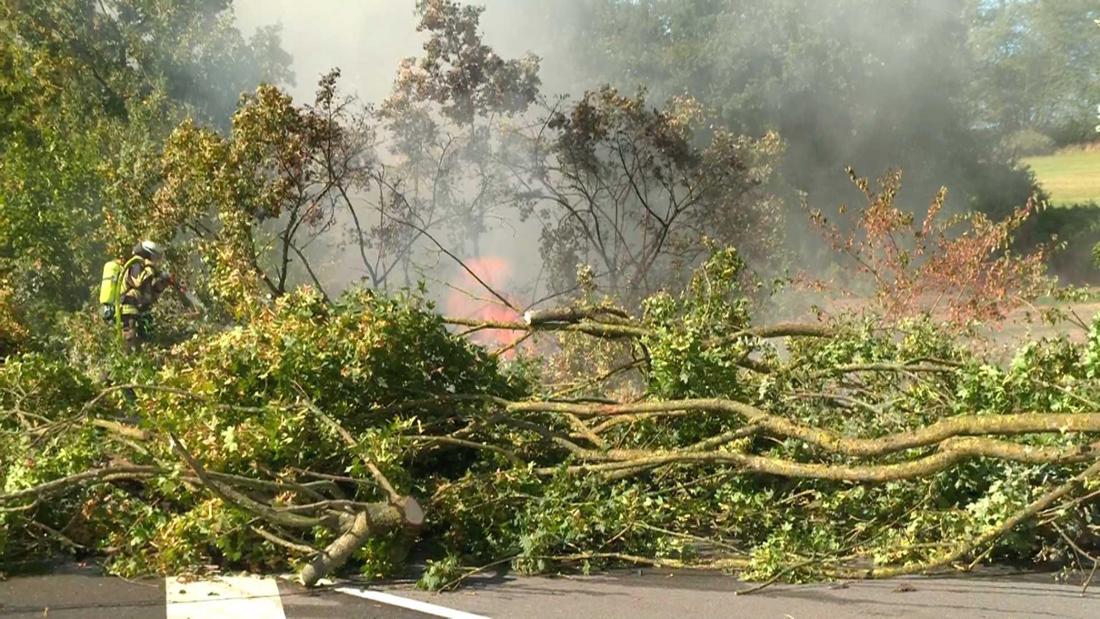 In Schwerte hat sich ein tragischer Unfall ereignet, bei dem nach ersten Erkenntnissen ein Mann und zwei Kinder ums Leben kamen. Ein brennendes E-Auto wurde zur tödlichen Falle.
