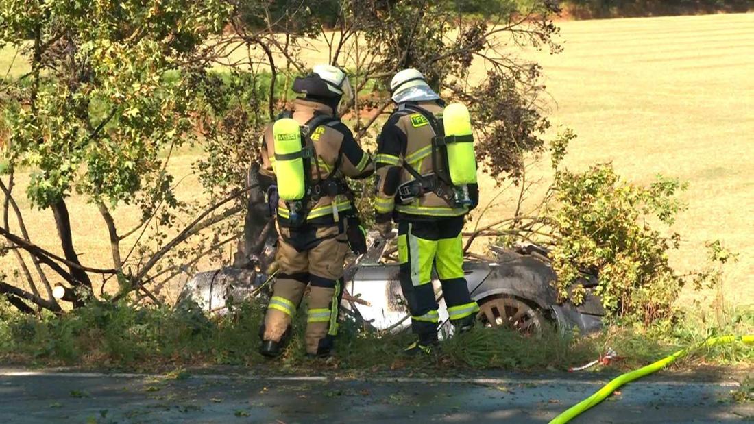 In Schwerte hat sich ein tragischer Unfall ereignet, bei dem nach ersten Erkenntnissen ein Mann und zwei Kinder ums Leben kamen. Ein brennendes E-Auto wurde zur tödlichen Falle.