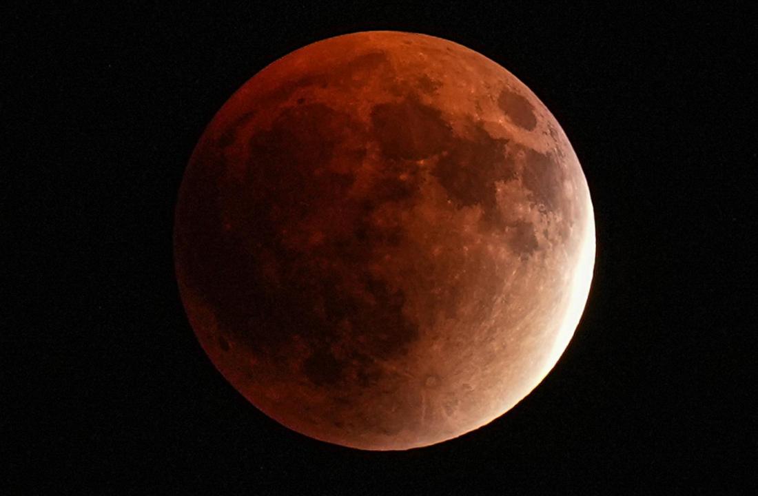 Der „Blutmond“ am 7. September 2025 über der Türkei.