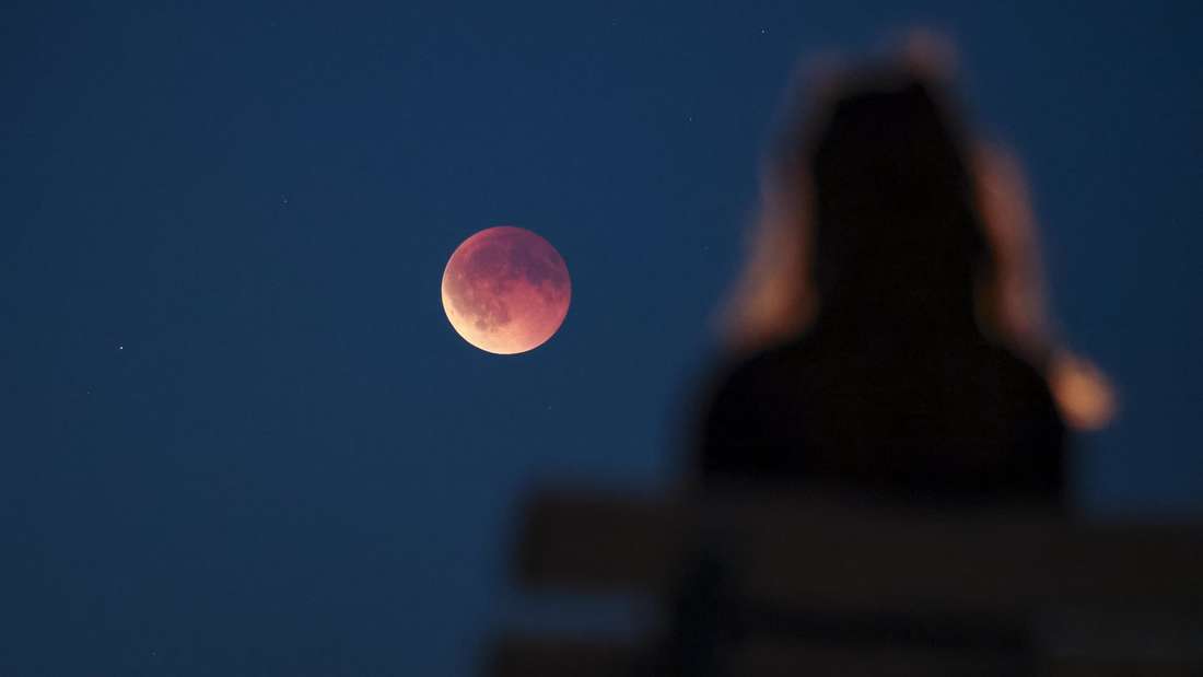 Der Blutmond in Leipzig, beobachtet von einer Parkbank aus.