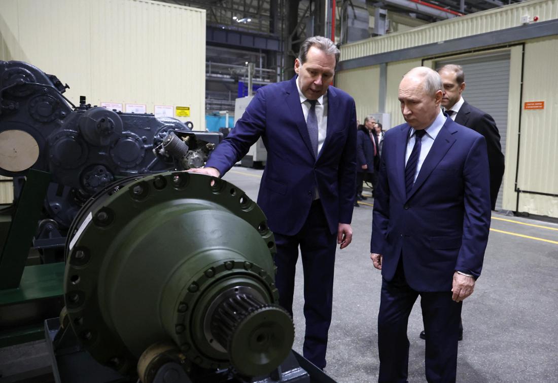 Wladimir Putin betrachtet einen Panzermotor in der Panzerfabrik Uralvagonzavod.