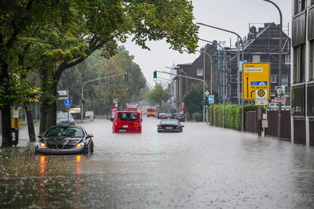 Infolge des Unwetters stehen Straßen in NRW unter Wasser.