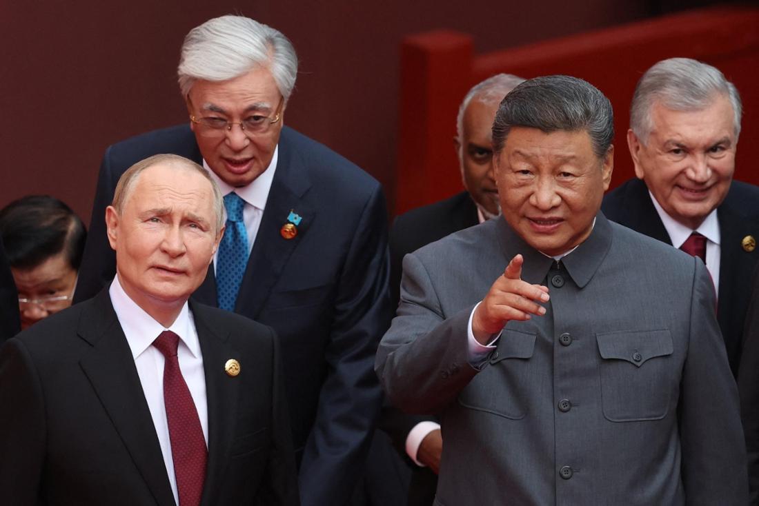 Staatschef Xi Jinping (re.) mit Russlands Präsident Wladimir Putin (li.) und anderen Regierungschefs auf dem Weg zu einer Militärparade in Peking