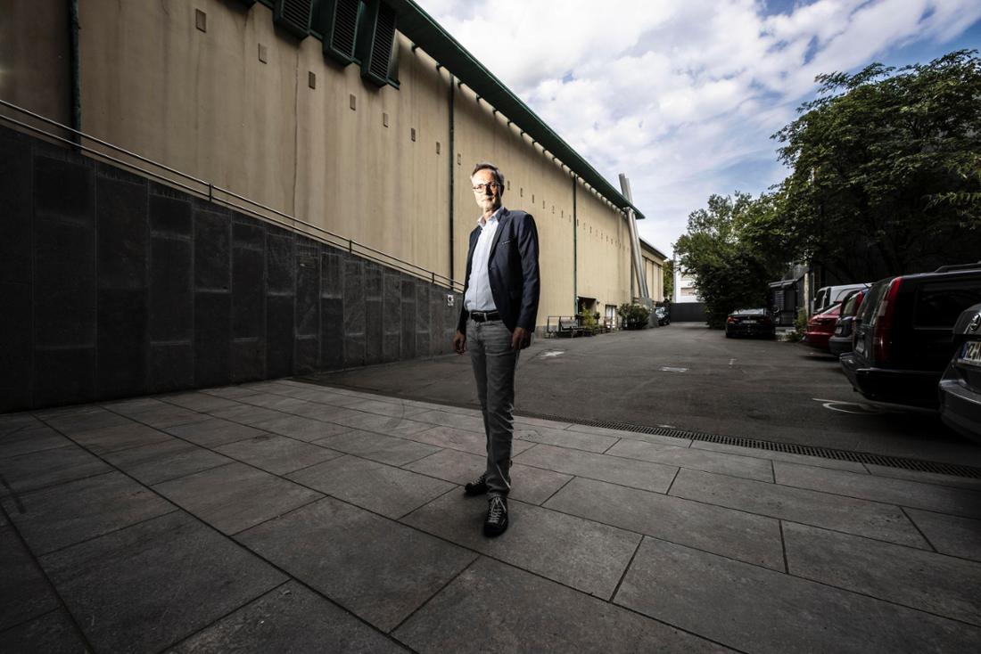 Der Direktor des Museums Wiesbaden, Andreas Henning, steht im asphaltierten Südhof. Dort soll der Erweiterungsbau errichtet werden. Im Hintergrund parkende Autos.