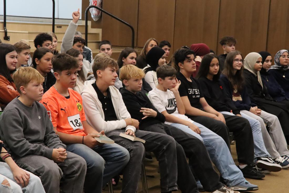 Die Schüler des Jahrgangs 8 hörten gut zu und stellten Fragen.