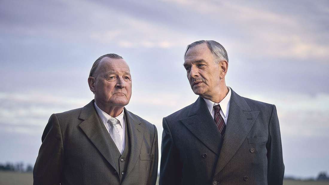 An einem Tag im September - Szene aus dem Spielfilm: Charles de Gaulle (Jean-Yves Berteloot, rechts) und Konrad Adenauer (Burghart Klaußner) waren 1958 die Staatenlenker Frankreichs und Westdeutschlands - und eigentlich "Erbfeinde". Der Film "An einem Tag im September" erzählt davon, wie besonnene Diplomatie und Menschlichkeit unsere Welt verändern können.
