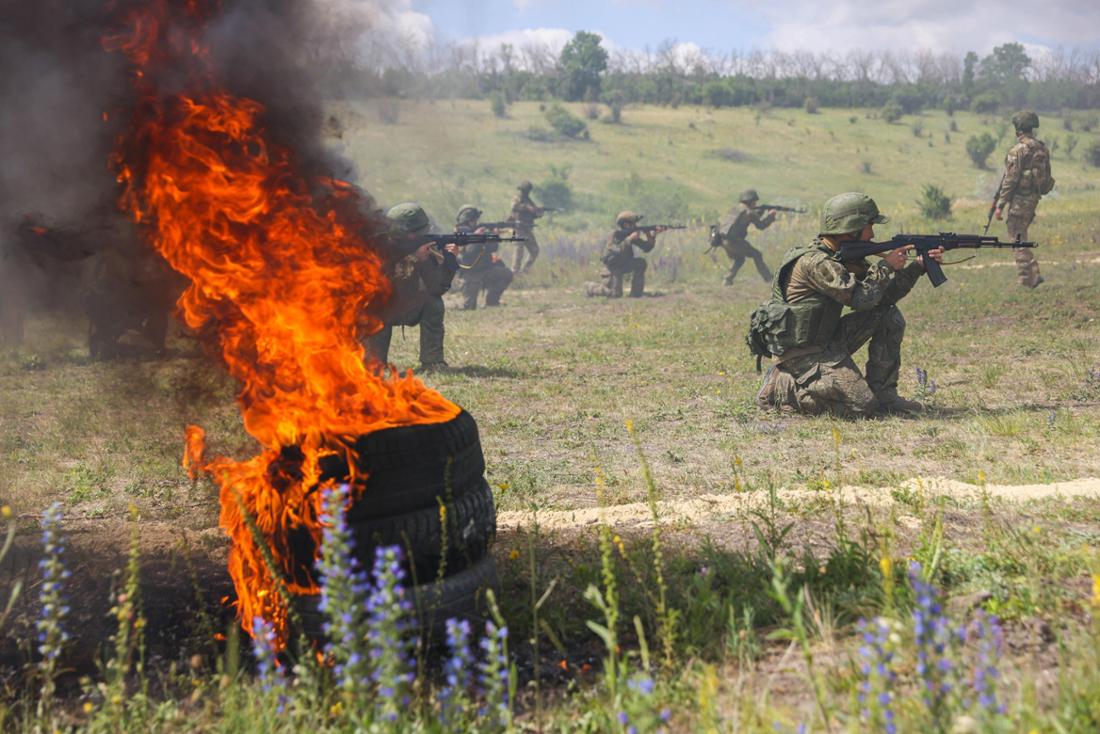 Russische Soldaten bei einer Trainingsübung im Juni 2025