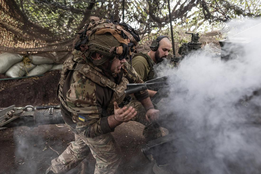 Ukrainische Soldaten feuern Artilleriemunition auf russische Stellungen nahe Pokrowsk. 