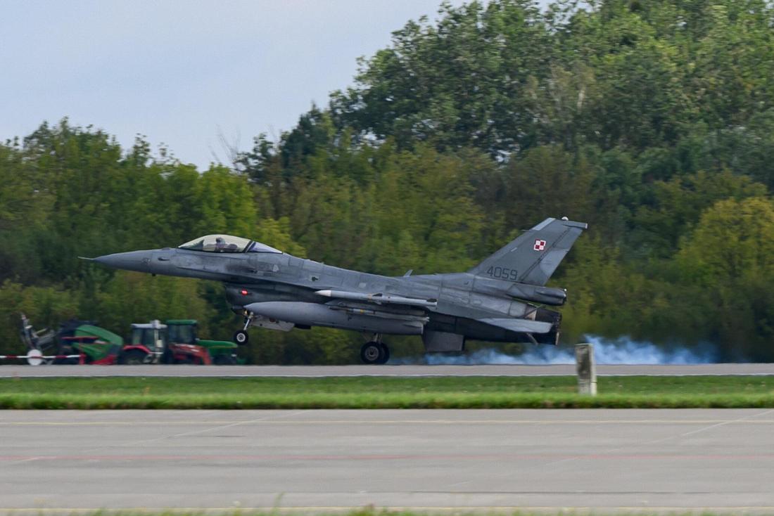 Ein F-16-Kampfjet der polnischen Luftwaffe ist während eines Besuchs des polnischen Präsidenten Naworcki (nicht im Bild) auf dem 31. taktischen Luftwaffenstützpunkt stationiert. Der dringende Besuch des Präsidenten auf dem Luftwaffenstützpunkt in Krzesiny steht im Zusammenhang mit der Verletzung des Luftraums durch russische Drohnen.