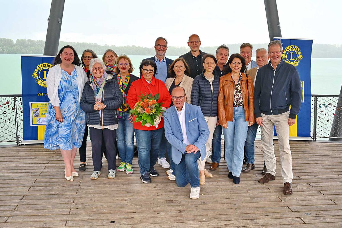 Der LIONS Club Eschweiler Stolberg übergab an das „NETZWERK FLÜGELSCHLAG“ und den „KINDERSCHUTZBUND ESCHWEILER“ eine Spende von jeweils 2500 Euro. Foto: Harry Reimer - 