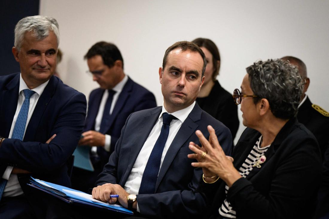 Newly appointed France’s Prime Minister Sebastien Lecornu (C) attends a meeting as he visits the departmental health center in Macon, central eastern France, on september 13, 2025. (Photo by JEFF PACHOUD / AFP)