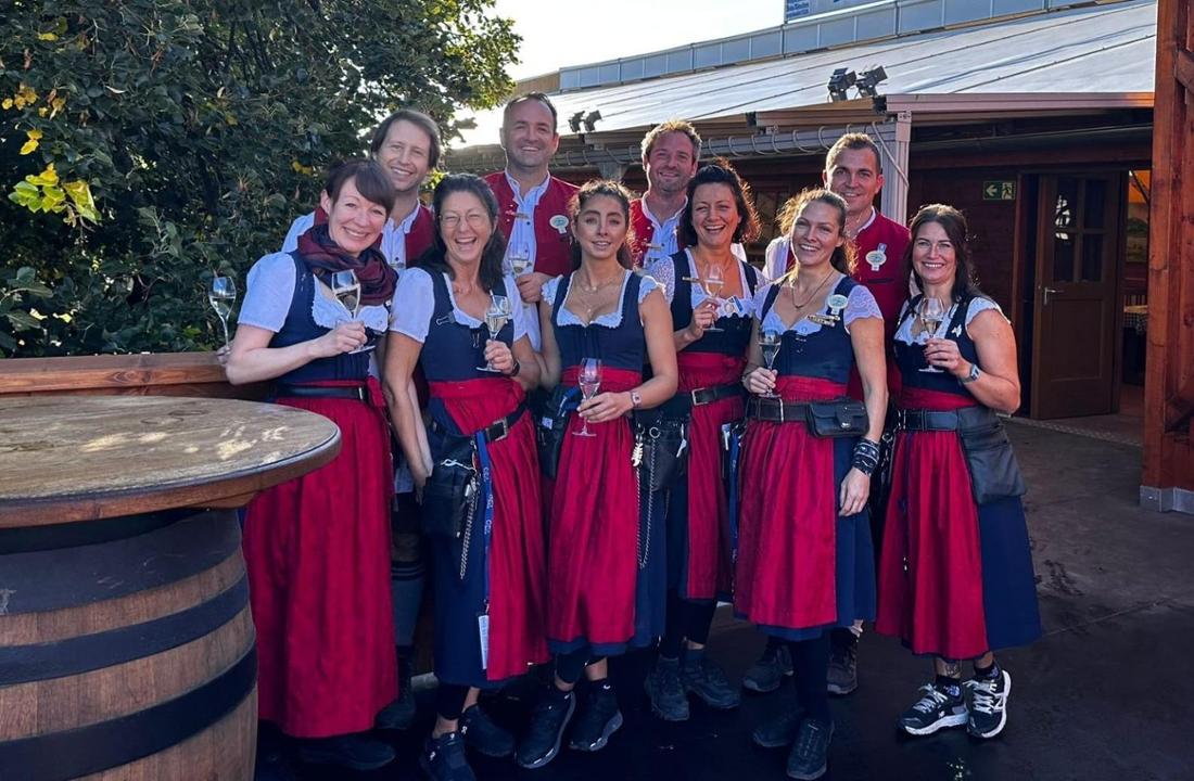 Kurze Pause: Heike Schilling, Michael Attensberger, Rosi Grübl, Hannes Schirmbeck, Laura Grübl, Michi Funk, Eva-Maria Pfanzelt, Annika Pichlmair, Bernhard Müller und Simone Dulic (v.l.) schnaufen auf dem Oktoberfest 2024 kurz durch.
