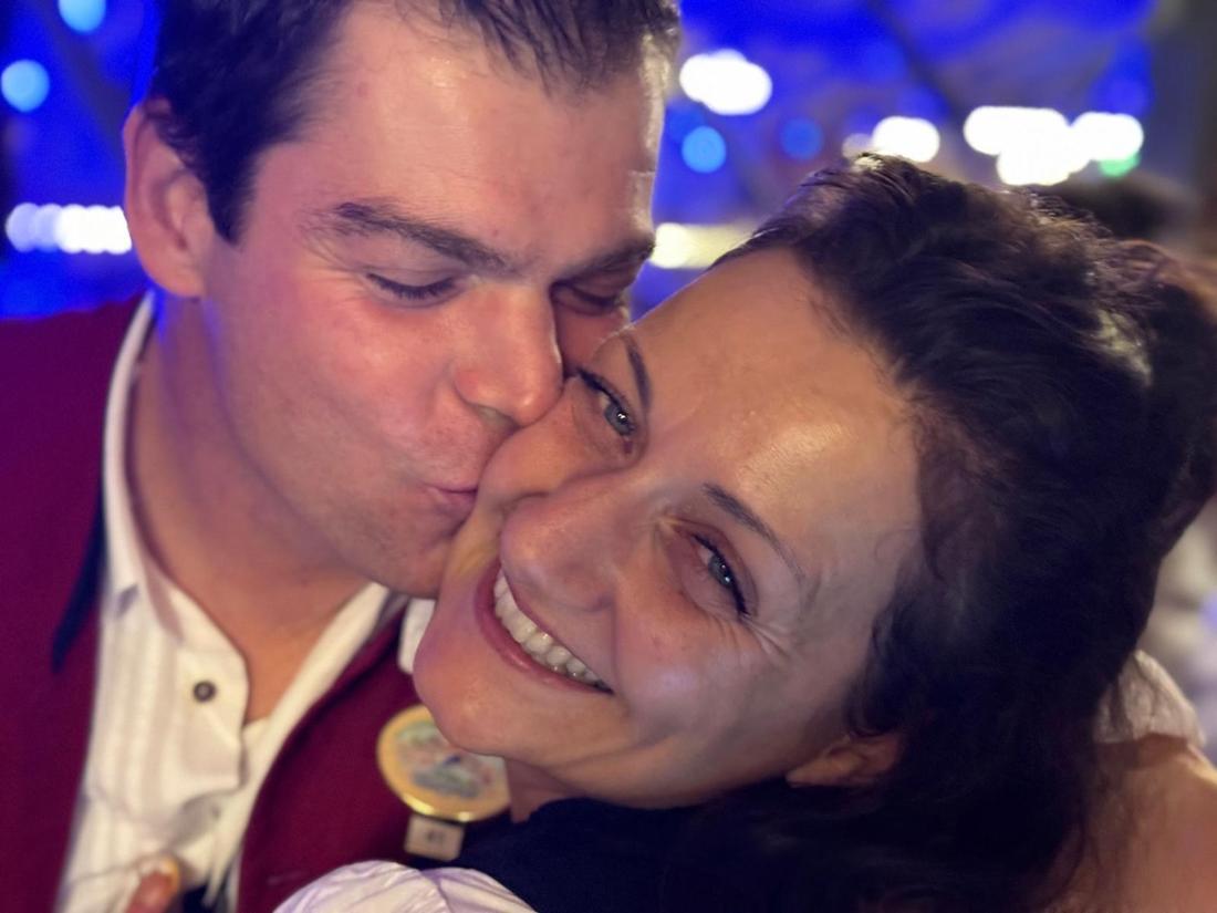 Kurze Ablenkung: Ein verliebtes Bierzelt-Pärchen sind Bernie und Eva-Maria Pfanzelt. 