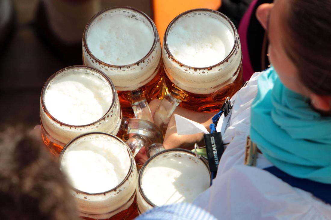 Wiesn-Bedienung