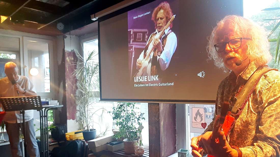 Gitarrist Leslie Link beim Auftritt im Hanauer Szenelokal Brückenkopf