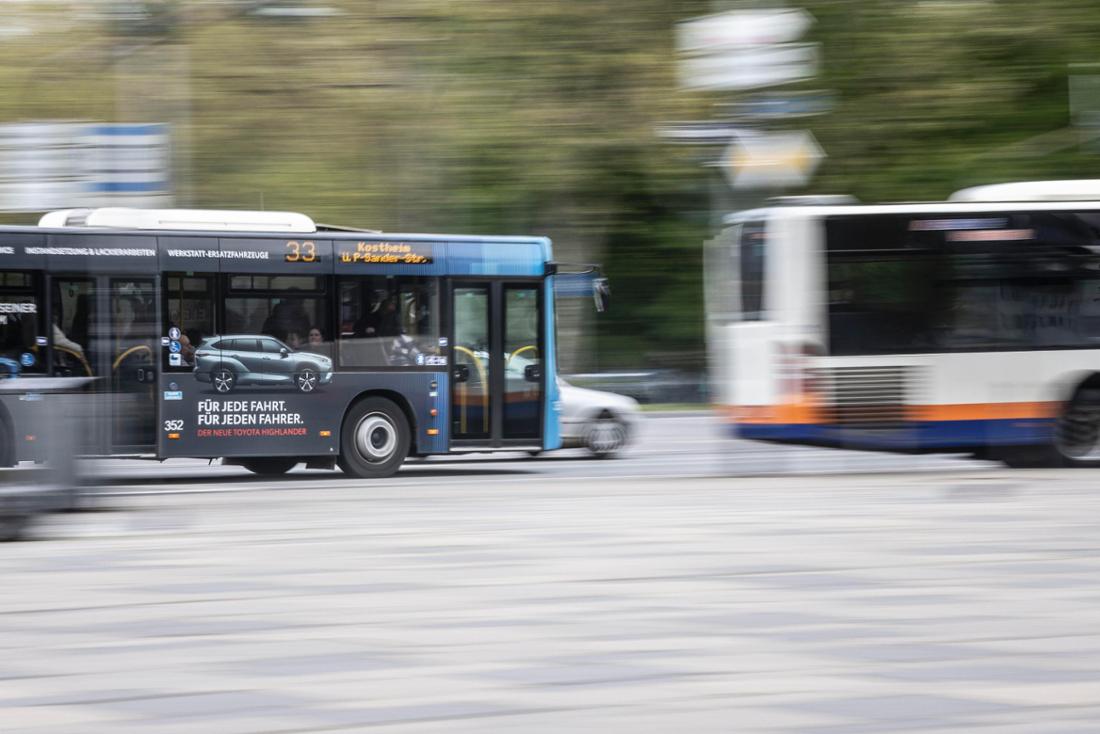 Zwei Busse des Wiesbadener Unternehmens Eswe verkehr fahren hintereinander. Die Umgebung erscheint verschwommen 