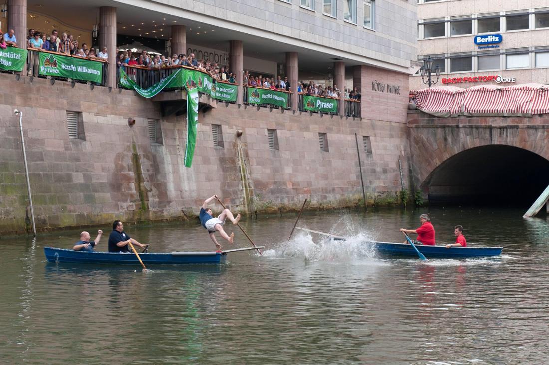 Das Fischerstechen auf der Pegnitz beim Altstadtfest in Nürnberg.