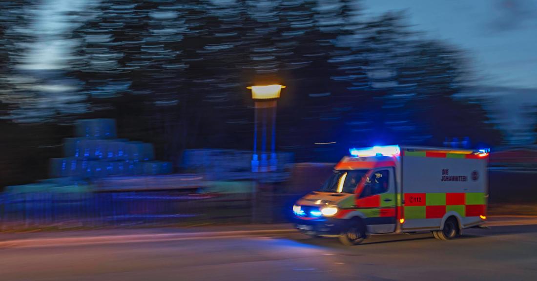 Krankenwagen im nächtlichen Einsatz, Bayern, Deutschland, Europa *** Ambulance at nocturnal Use, Bavaria, Germany, Europ 