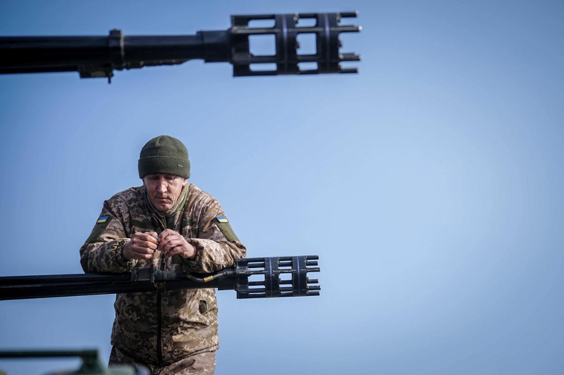 Ein Soldat nahe Odessa lehnt gedankenverloren auf einem der beiden Geschützen eines Gepard-Flakpanzers