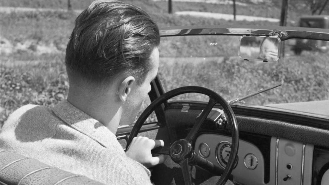 Menschen Ein Mann sitzt am Steuer seines Cabrios, Deutschland 1930er Jahre.  