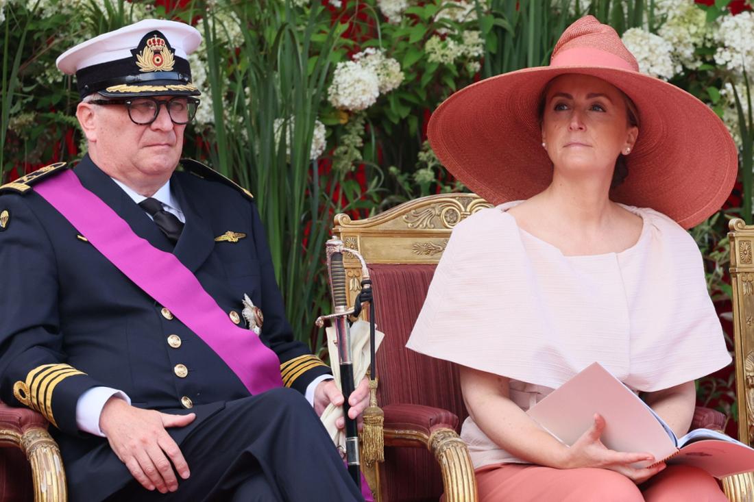 Prinz Laurent (l.) und Prinzessin Claire (r.) von Belgien nehmen an der Militär- und Zivilparade am belgischen Nationalfeiertag 2023 teil.