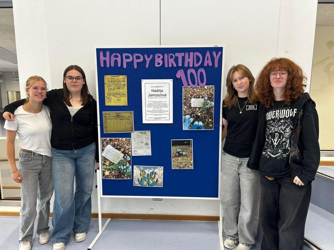 Melina, Lara, Julia  und Mika (v.l.) haben die Erinnerungsschautafel für die jung gestorbene ukrainische Zwangsarbeiterin gestaltet.