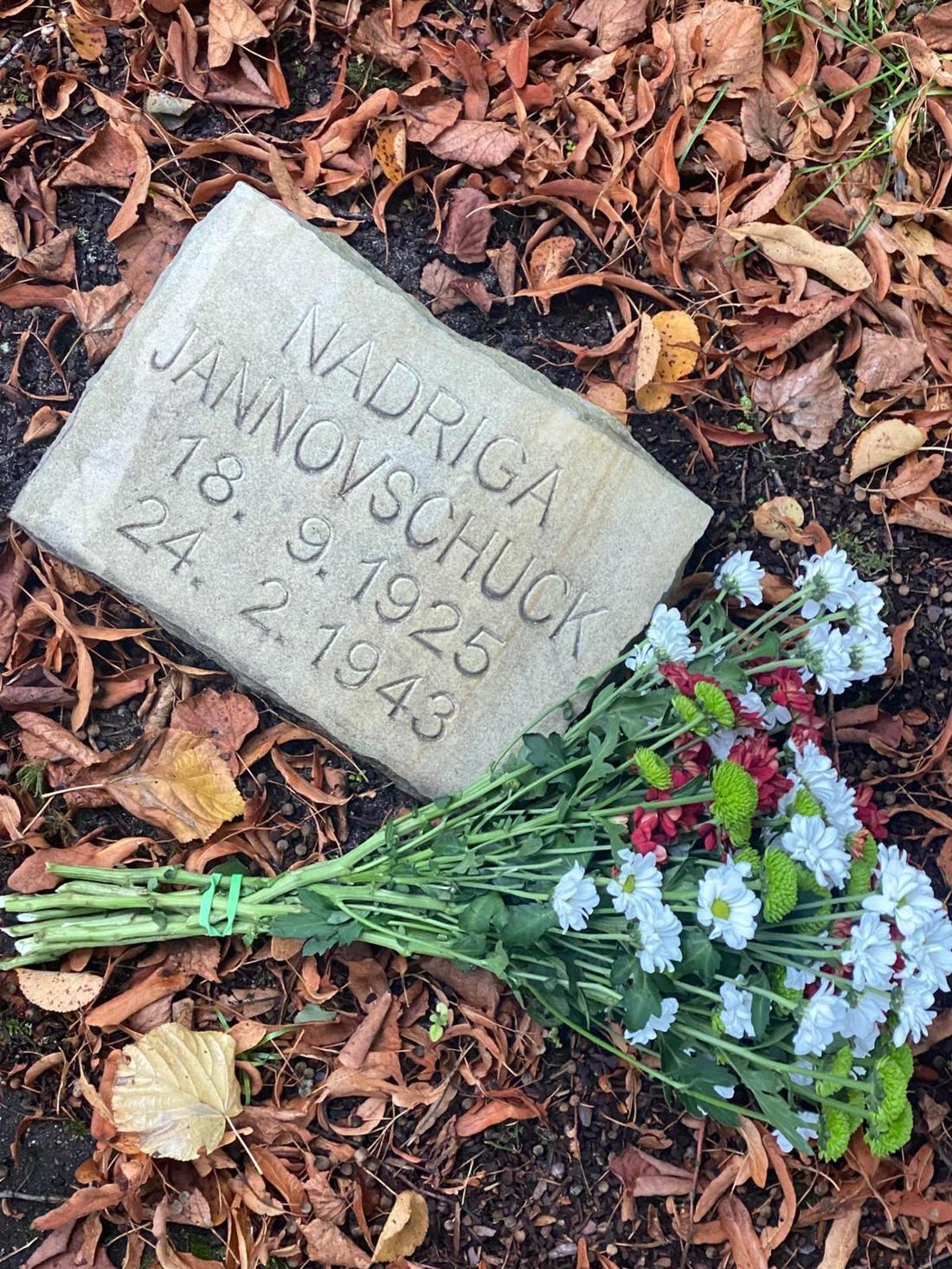 Eine schlichte Platte liegt auf dem Grab der Ukrainerin. 