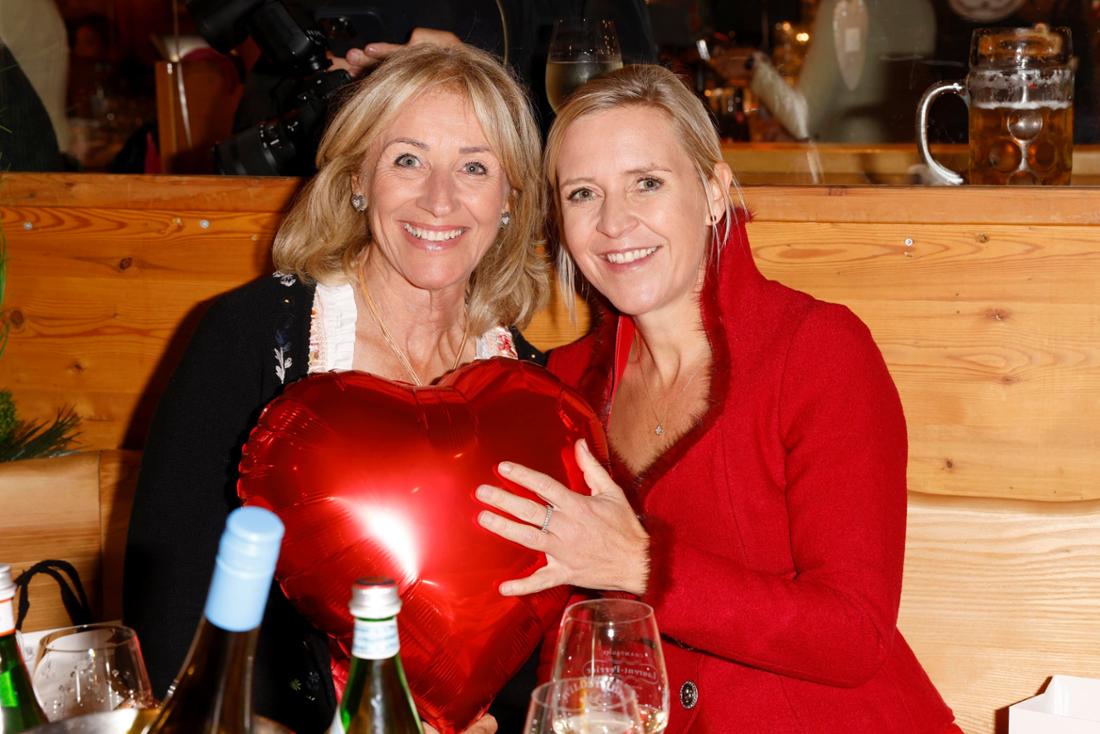 Michaela Gerg (li.) und Andrea Mühlbauer nehmen sich ein großes Herz.