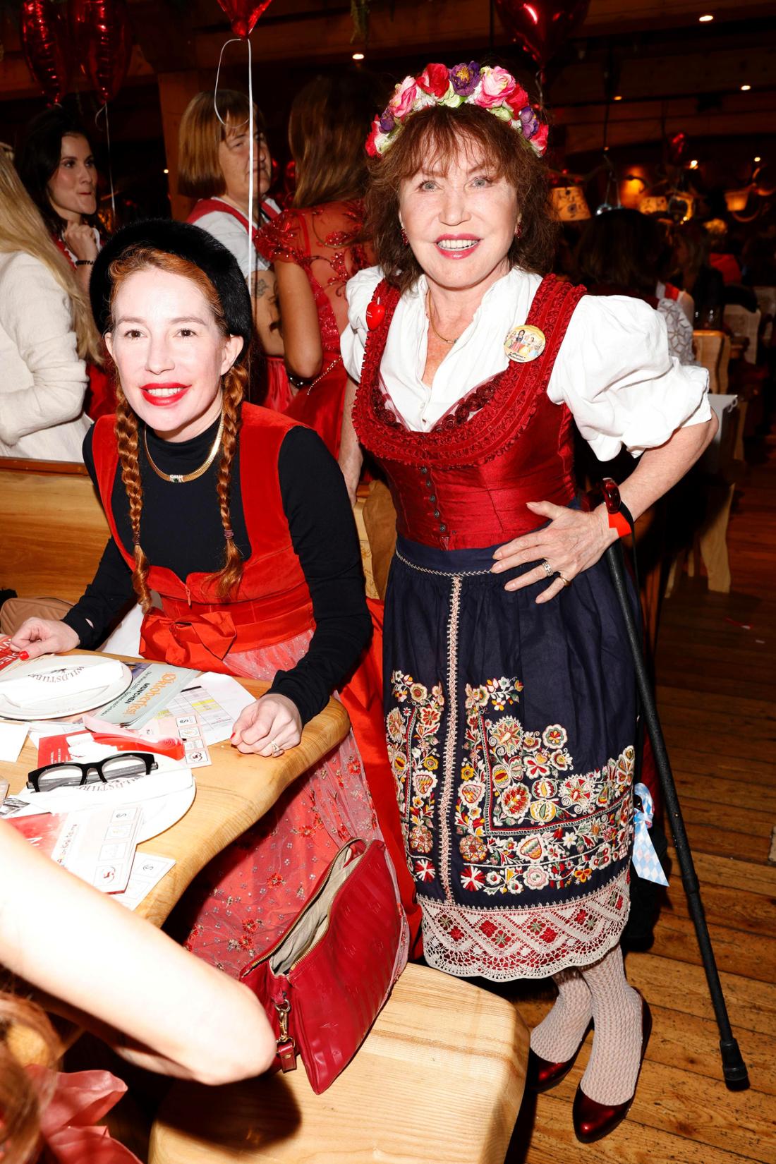 Lassen es sich in der Wildstube schmecken: Laura Siegel (li.) und Dunja Siegel.