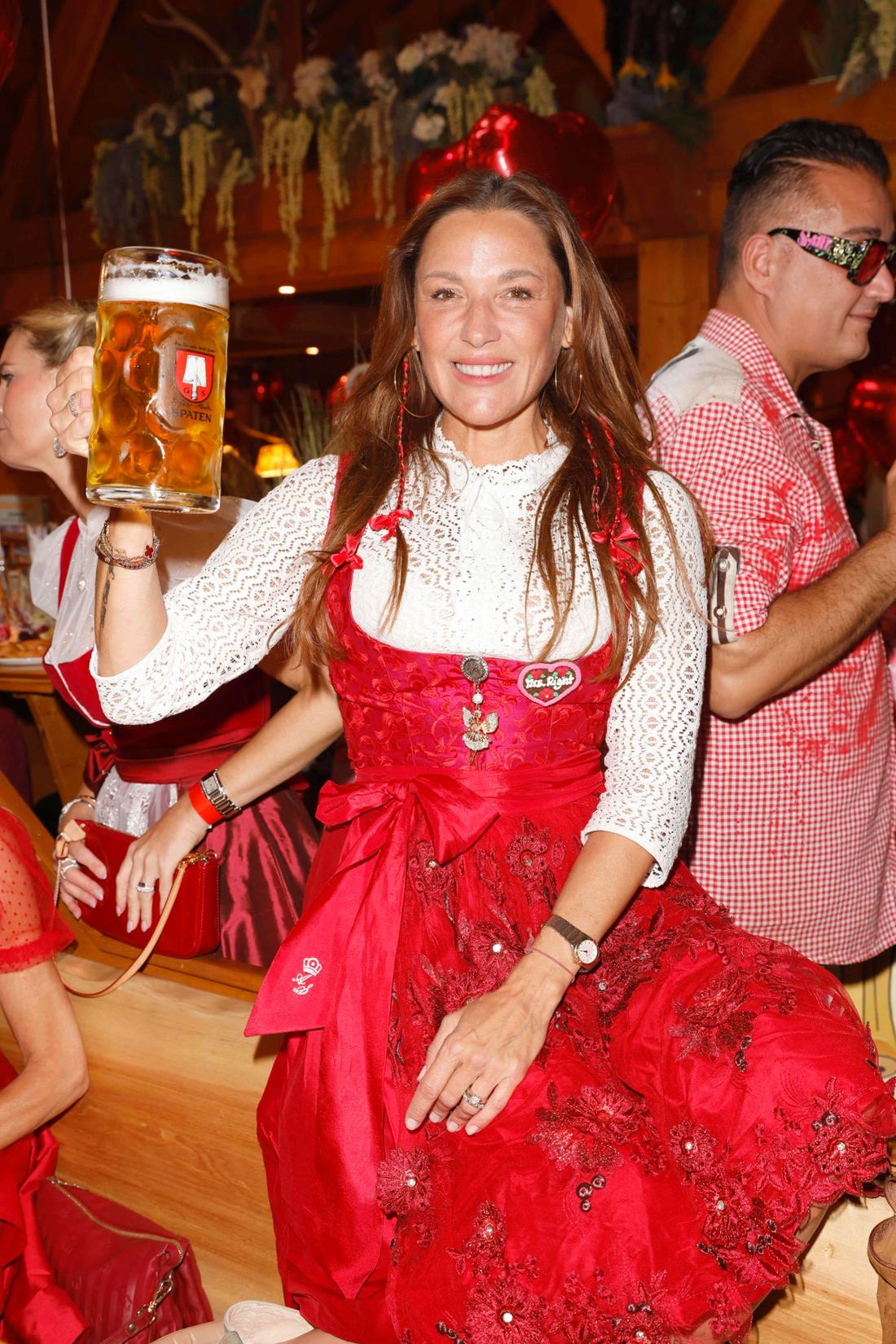 Simone Ballack hat sichtlich gute Laune auf dem Oktoberfest.