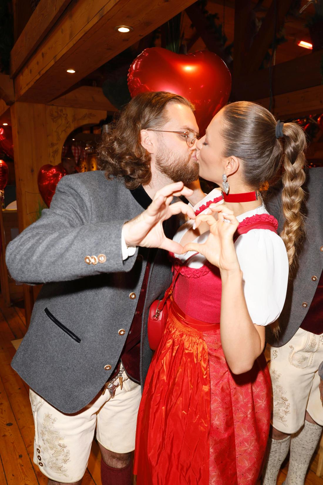 Die Ladies Red Wiesn ganz im Zeichen der Liebe.