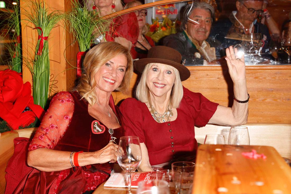 Einen schönen Gruß in die Kamera von Dagmar Wöhrl (li.) und Patricia Riekel.