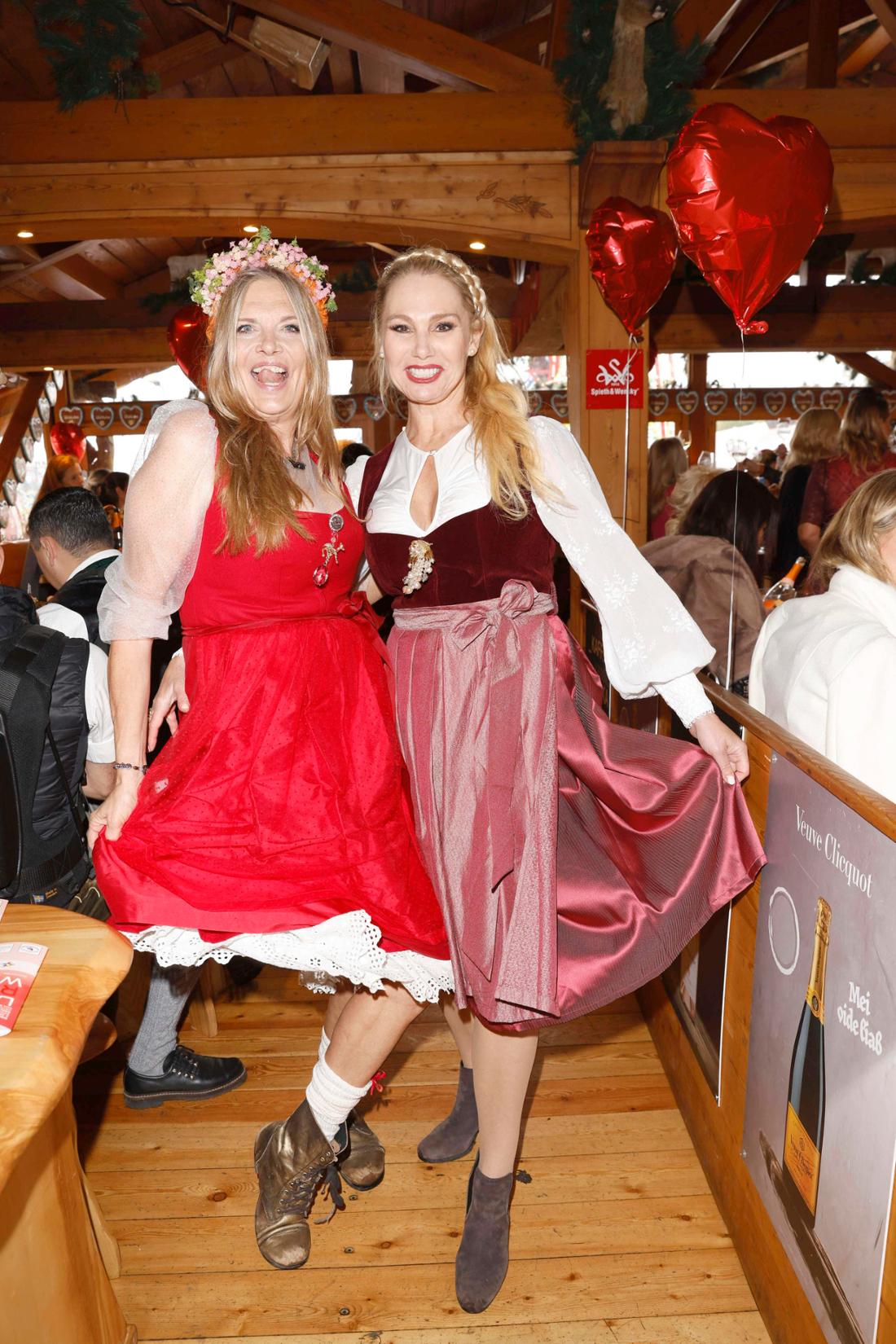 Nicole Belstler-Boettcher (li.) und Christine Zierl haben sichtlich Spaß.