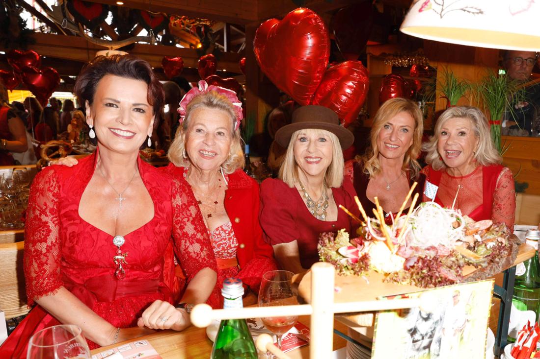 Margit Tönnies (v. li. nach re.), Dagmar Dagi Mühlbacher, Patricia Riekel, Dagmar Wöhrl, Marianne Hartl lassen sich die Brotzeit schmecken.