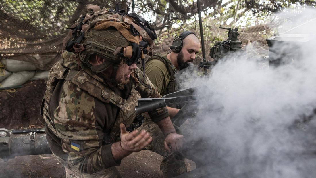 Soldaten schießen aus einer Stellung
