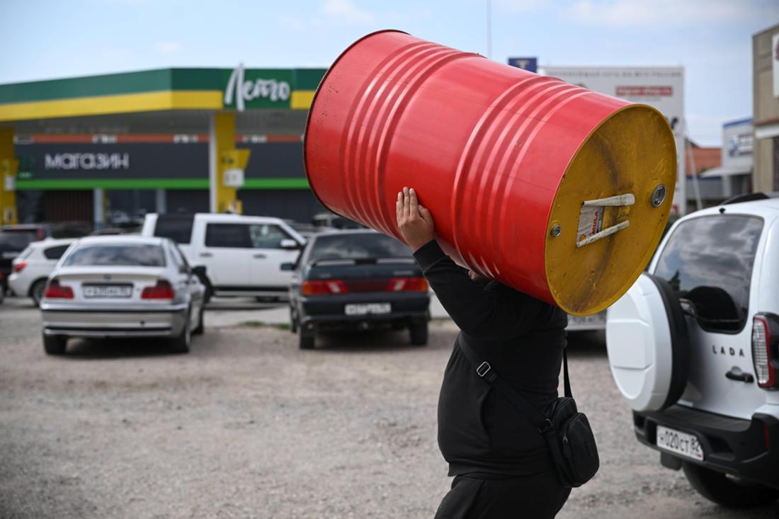 in Mann trägt ein Fass Treibstoff an einer Leto-Tankstelle, während auf der russischen Republik Krim Benzinknappheit herrscht.