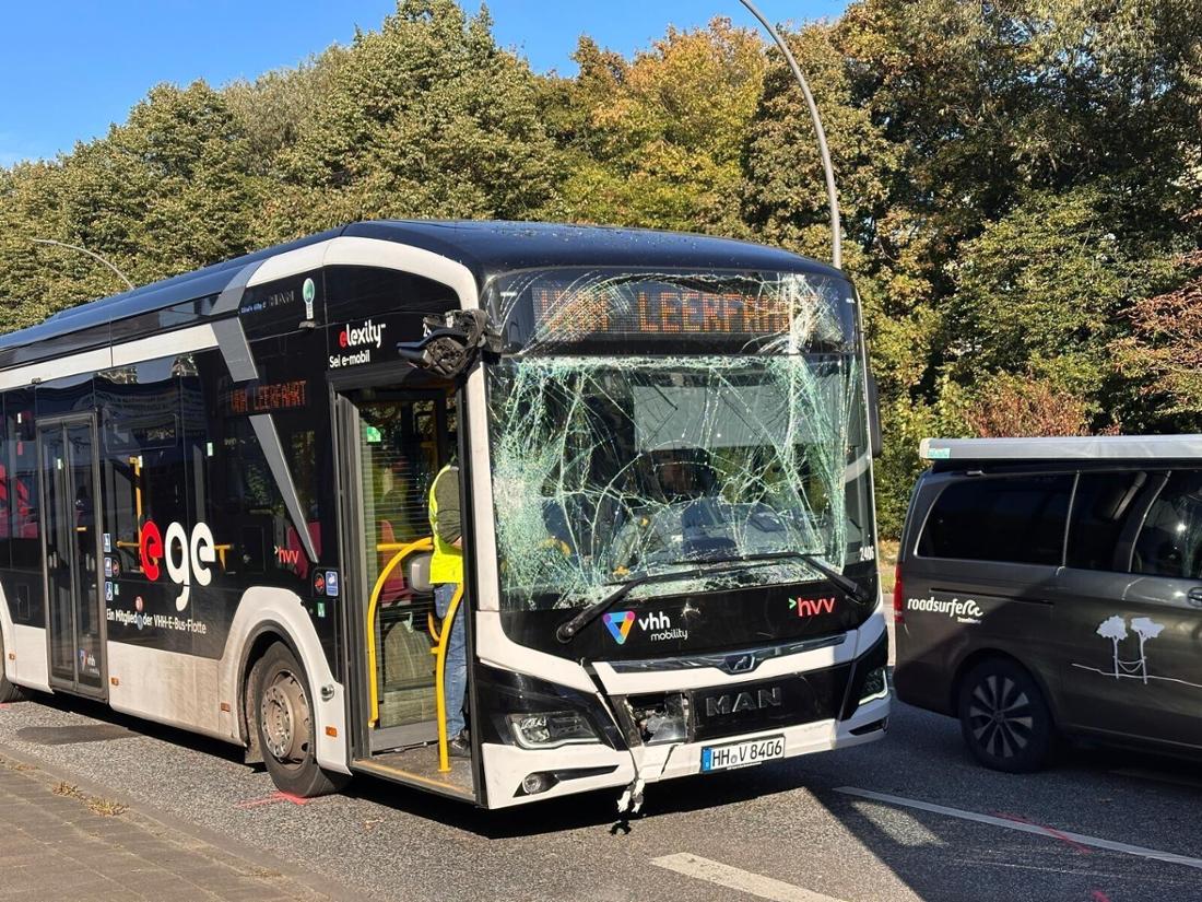 Busunfall in Hamburg: Die Frontscheibe des Linienbusses ist zersplittert.