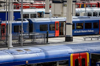Die erste wieder verstaatliche Bahn: Die South Western Railway, hier 2023 während eines Streiks im Bahnhof Waterloo in London.