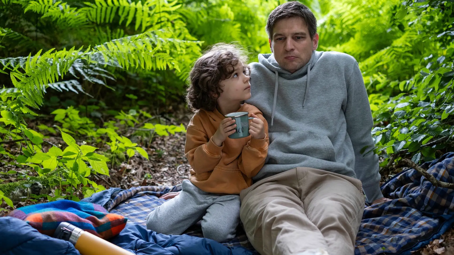 Moritz Brück (Robert Finster, r.) ist mit seinem Sohn Theo (Theo Hache, l.) beim Campen, als die Polizei ihn über die schrecklichen Neuigkeiten informiert.