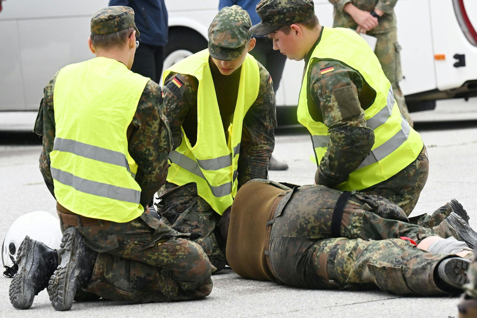 Bei einer Übung der Bundeswehr in der Franz-Josef-Strauß-Kaserne am Bundeswehrstandort Altenstadt bei Schongau in Bayern versorgen Soldaten einen anderen Soldaten.