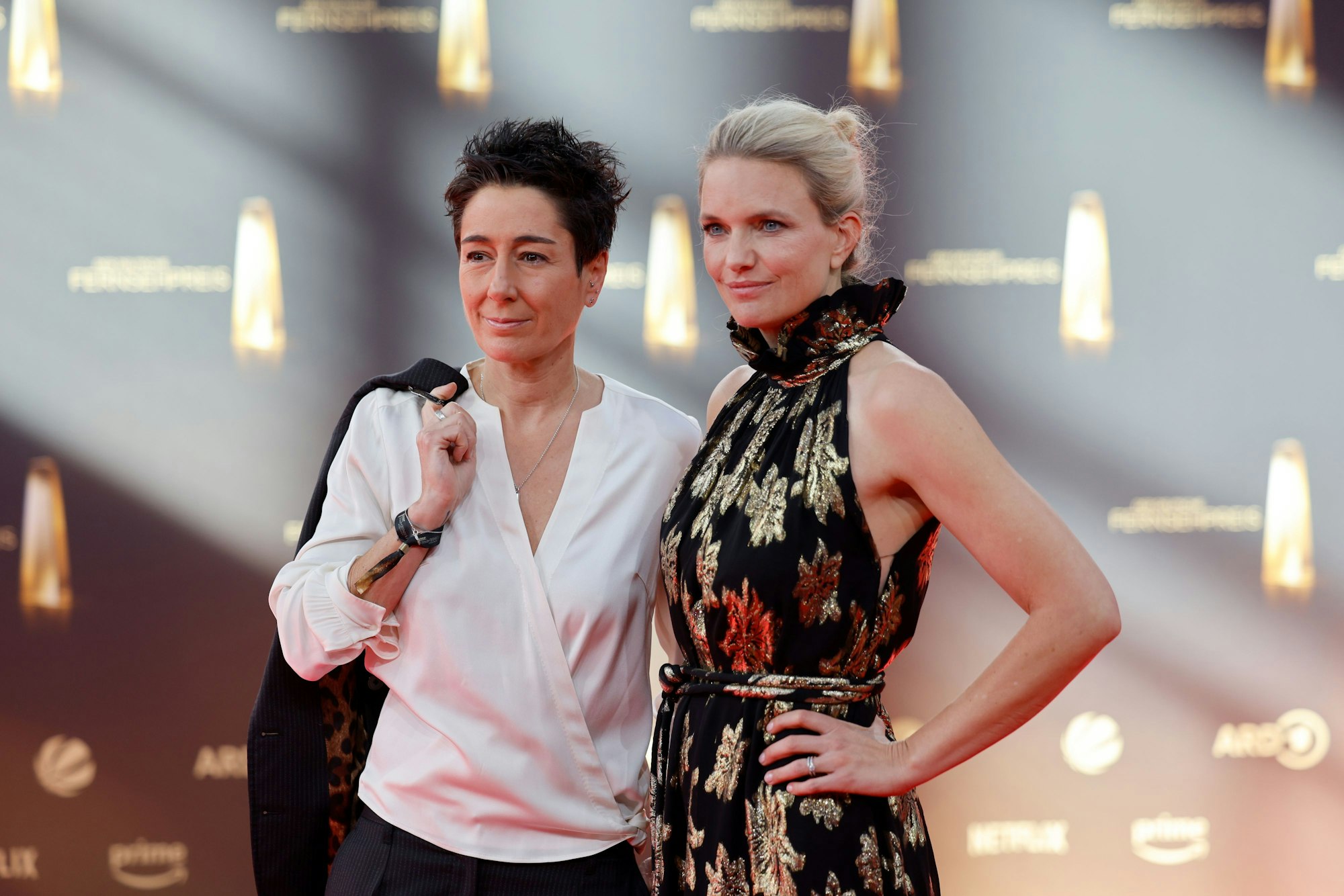 Die Moderatorinnen Dunya Hajali und Sarah Tacke schlenderten zusammen über den roten Teppich.