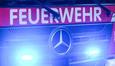 Plötzlich brennt Mercedes in Duisburg