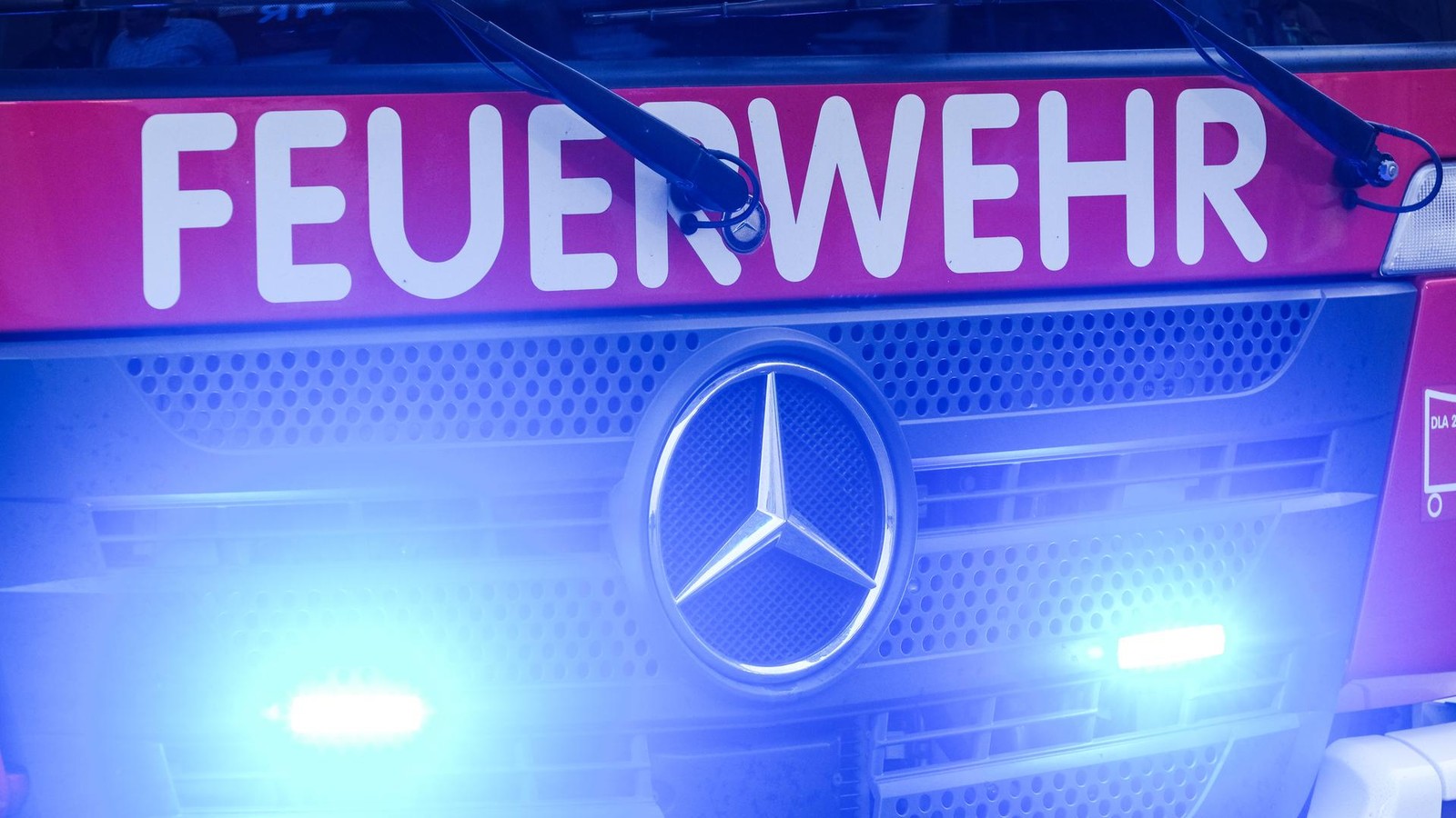 Plötzlich brennt Mercedes in Duisburg