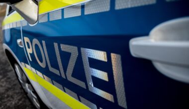 Junger Mann überfällt Senior (85): Geldbörse und Autoschlüssel weg