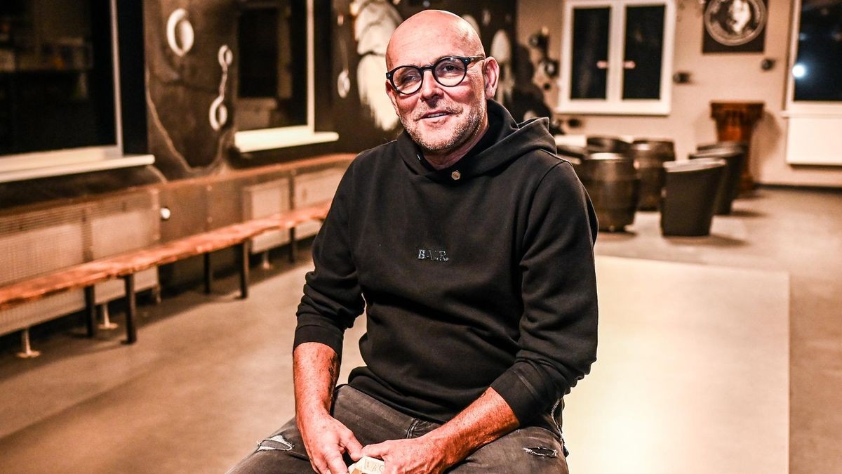 Peter Jurjahn (hier in seiner Diskothek Kulttempel in Oberhausen) ist überzeugt von der Rheingold-Brauerei: In Wanheimerort gebe es einen gut ausgestatteten Saal und eine zweite Halle, die er extra für das Event herrichten lasse.