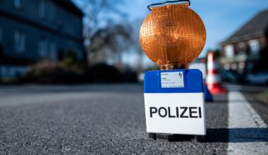 Mercedes erfasst Jungen (13) in Duisburg: Polizei ermittelt