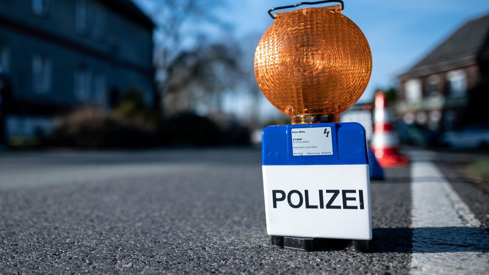 Mercedes erfasst Jungen (13) in Duisburg: Polizei ermittelt