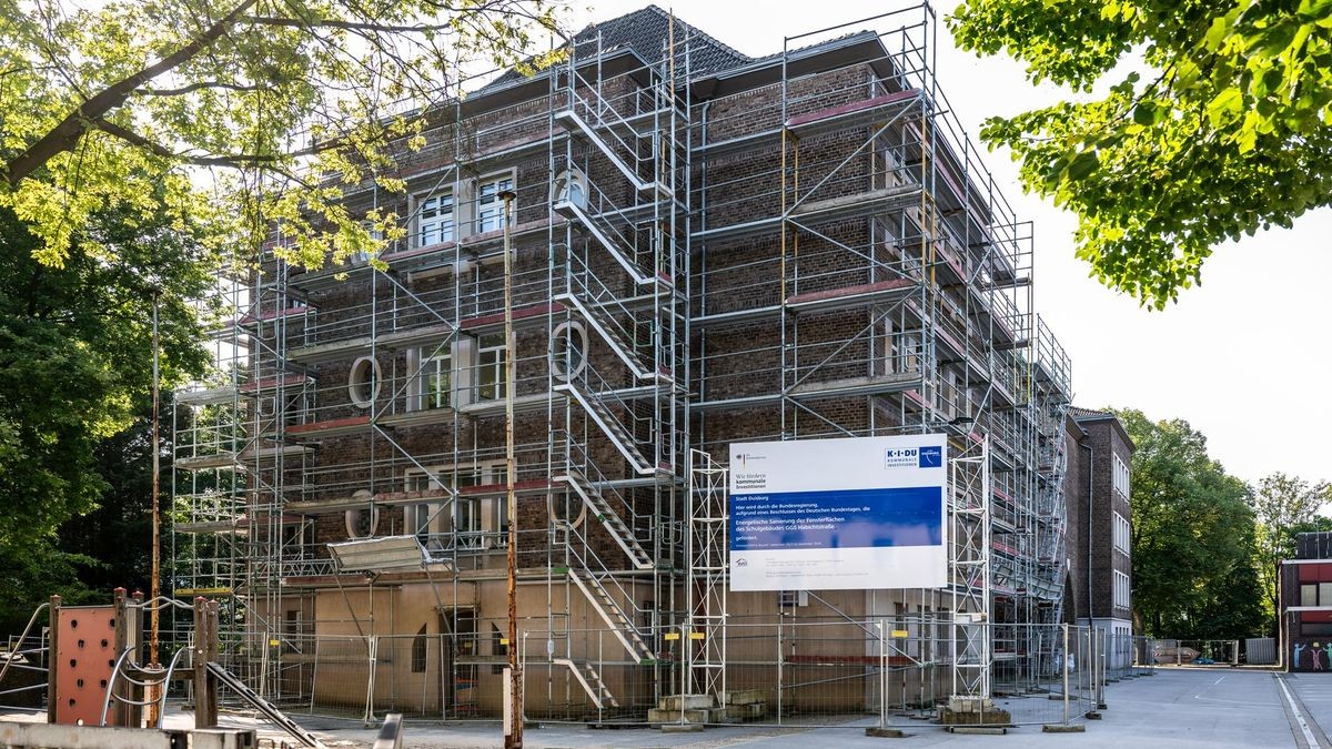 Die Linken gehen mit Forderungen zu kleineren Klassen, sanierten Gebäuden und kostenlosem Mittagessen in den Kommunalwahlkampf in Duisburg. Unser Archivbild zeigt die Grundschule Habichtstraße in Wanheimerort, die umfassend saniert werden muss.