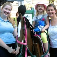 „Duisburg bewegt sich“ ist das größte und beliebteste Sportfest der Stadt. Es  präsentiert eine enorme Sportvielfalt für die ganze Familie. Natürlich darf auch Reiten nicht fehlen.